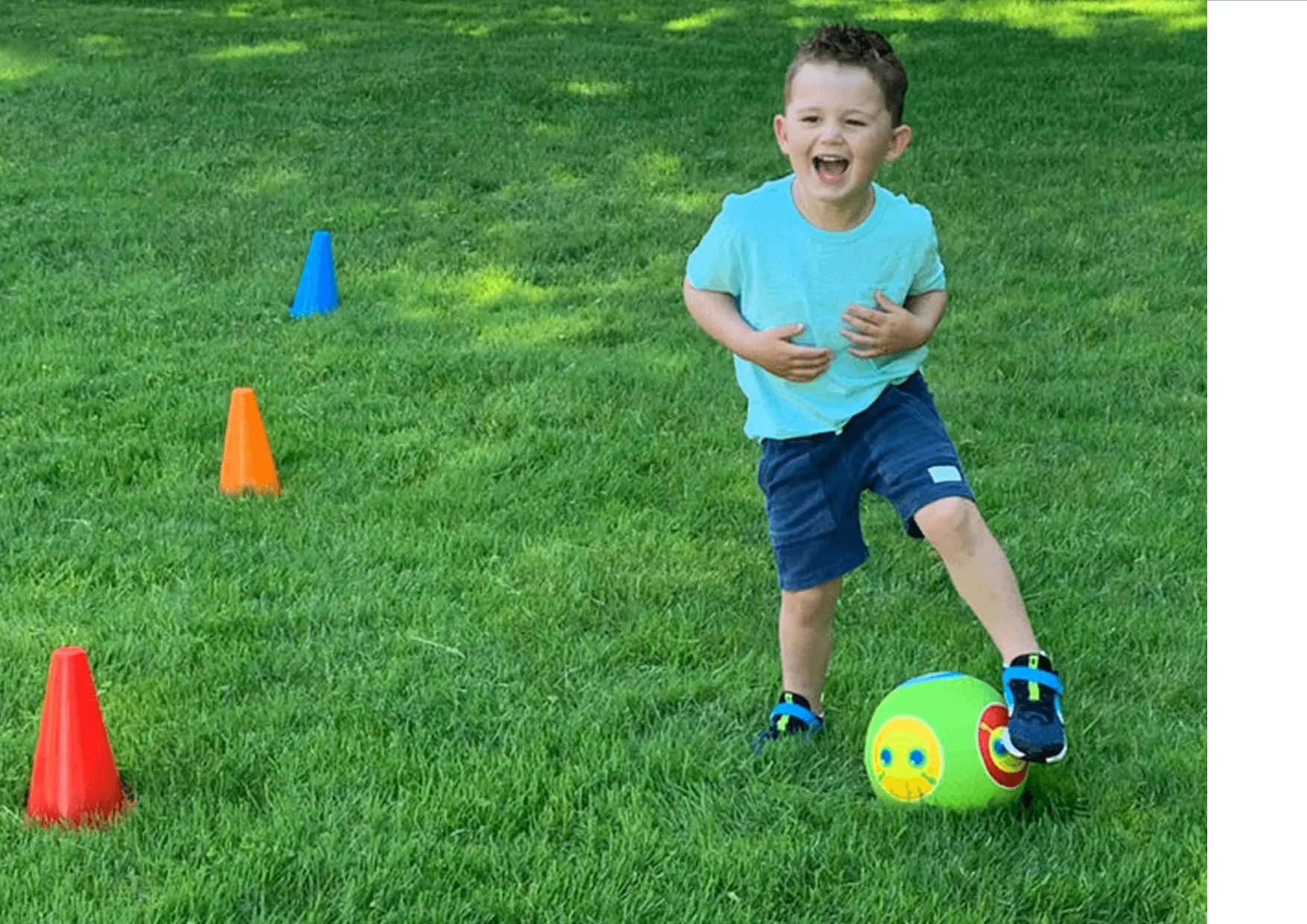 MELISSA & DOUG  Activity Cones 8 pieces: Durably built and cast in fade-resistant colors, these exciting little "construction cones" - 4004